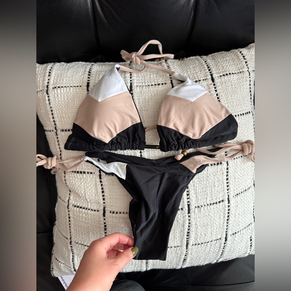 Chic Neutral Color-Block Bikini - Effortless Elegance for the Beach! - Picture 1 of 12